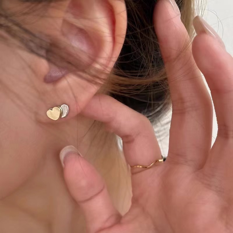 Gold and silver color heart-shaped unique ear studs, niche design sense, high-end cool style earrings and earrings 2025 new bestsellers Application Scenario