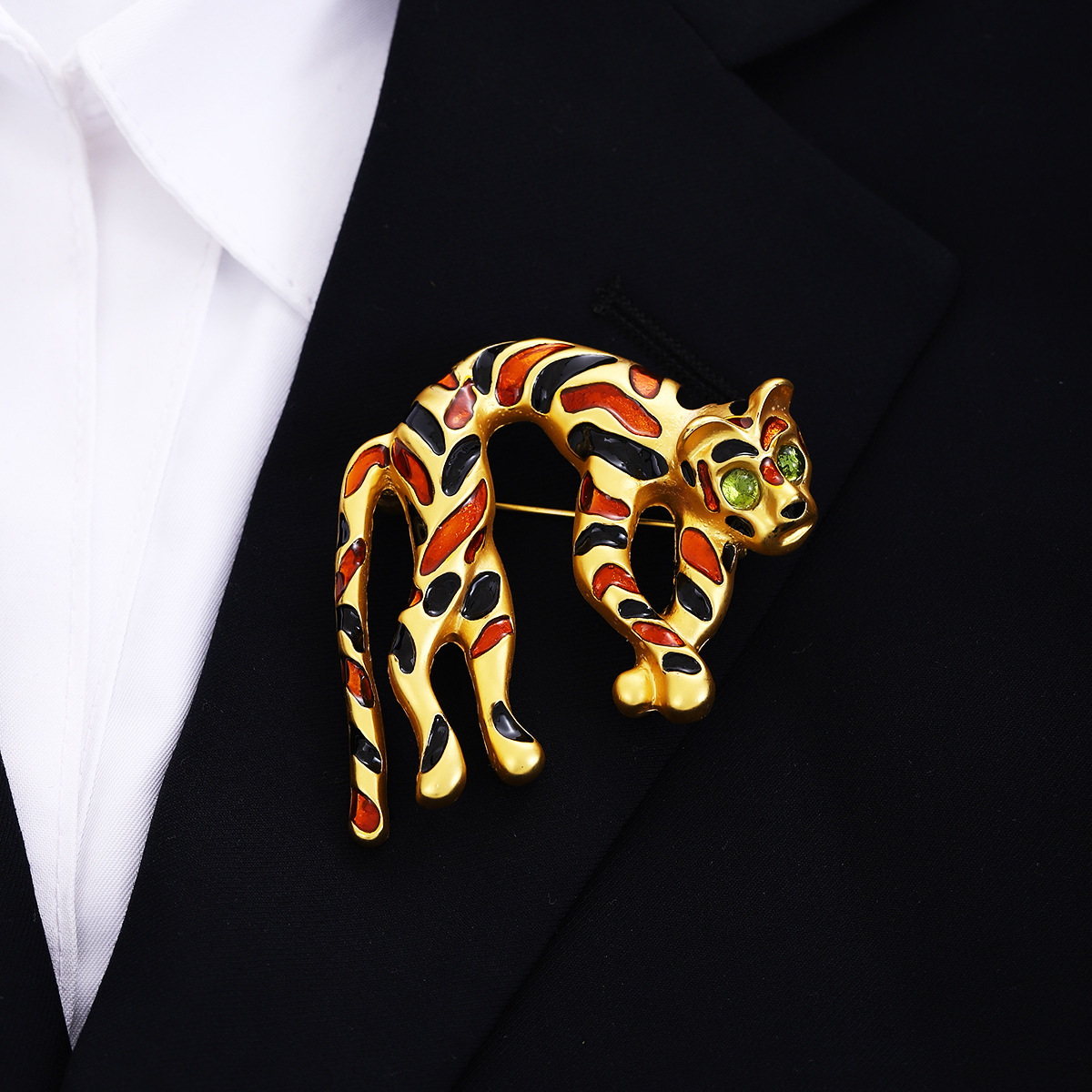 Light luxury three-dimensional enamel colored glass inlaid leopard brooch Vintage vintage unique retro fashion accessory Specification drawing