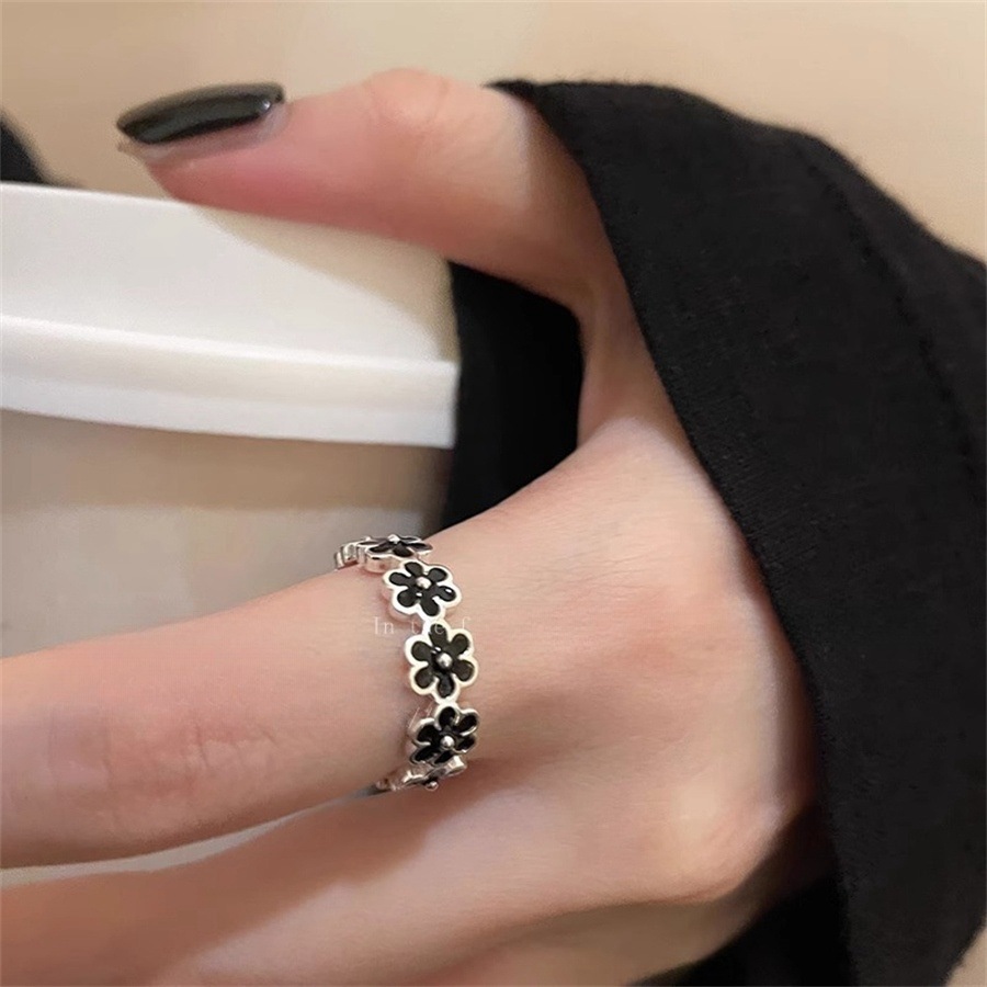 Black glazed small flower-patterned pearl ring, a unique retro index finger ring for women, with a light luxury and high-end feel, a niche open ring Specification drawing