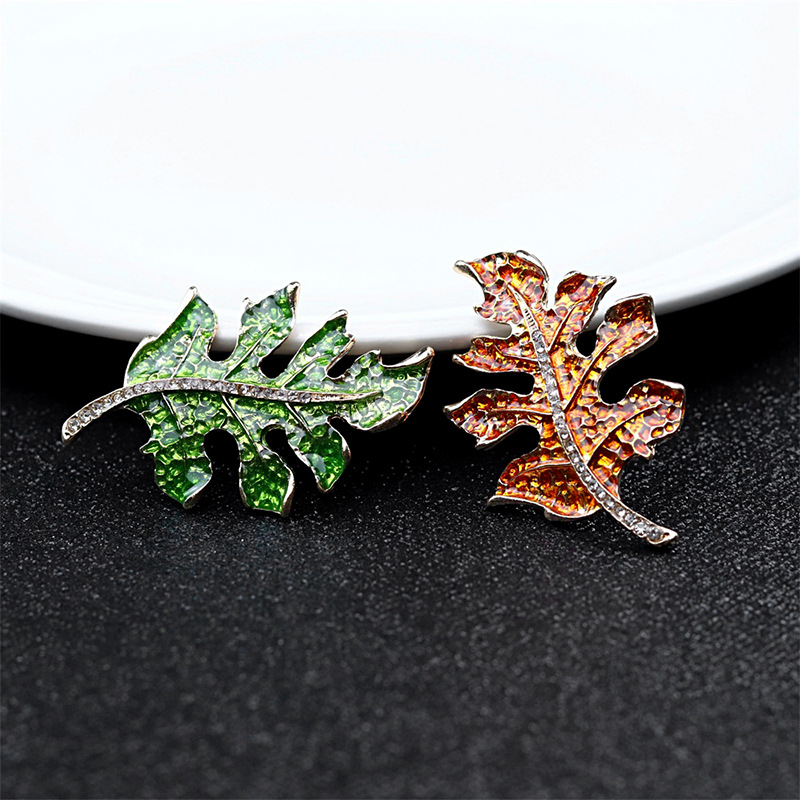 New retro European and American color maple leaf diamond-encrusted oil brooch, fashionable, simple and versatile collar pin brooch Specification drawing