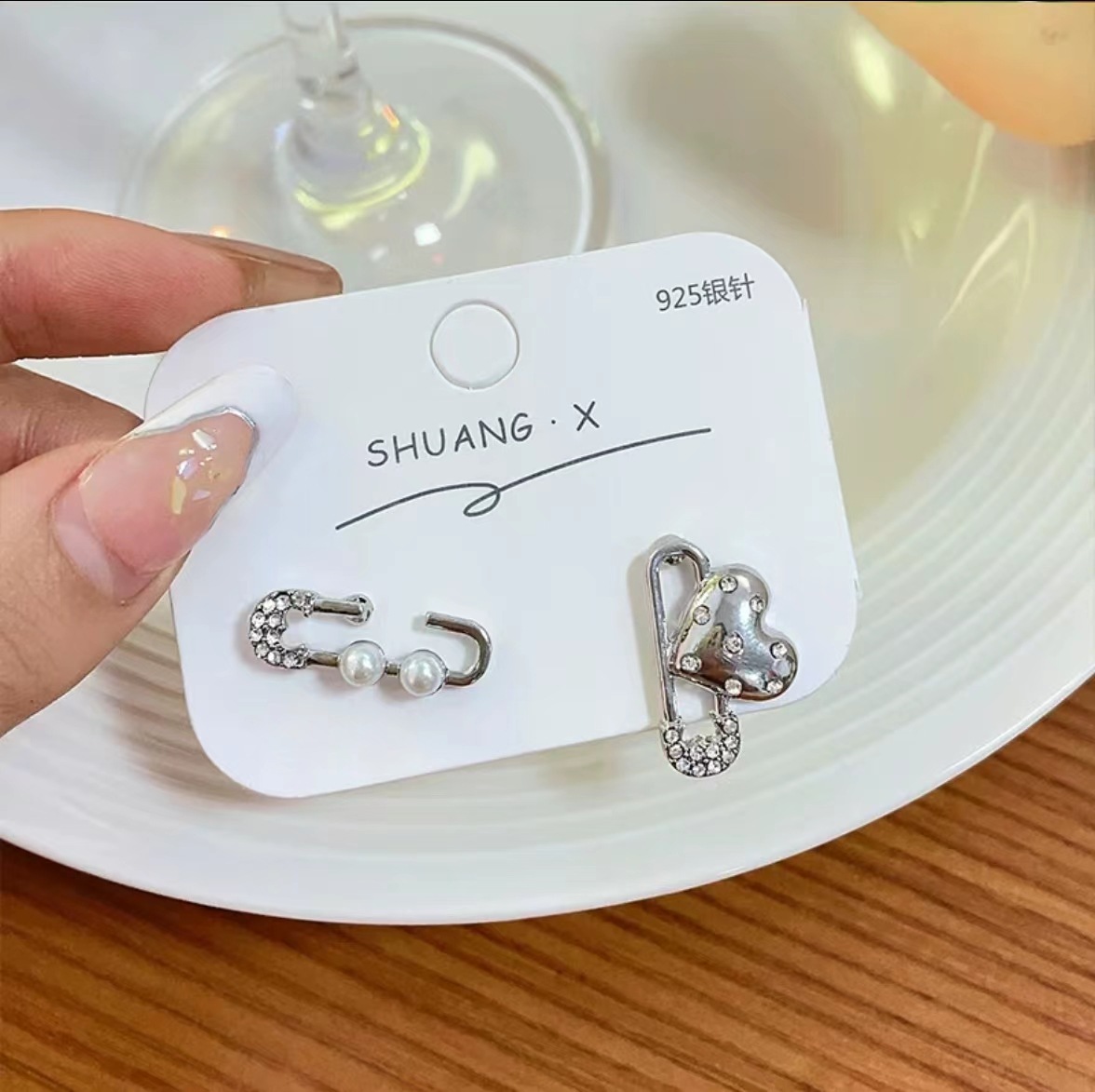 Asymmetrical pearl heart-shaped stud earrings for women, new trendy and niche design sense, individual and fashionable style earrings and earrings Application Scenario