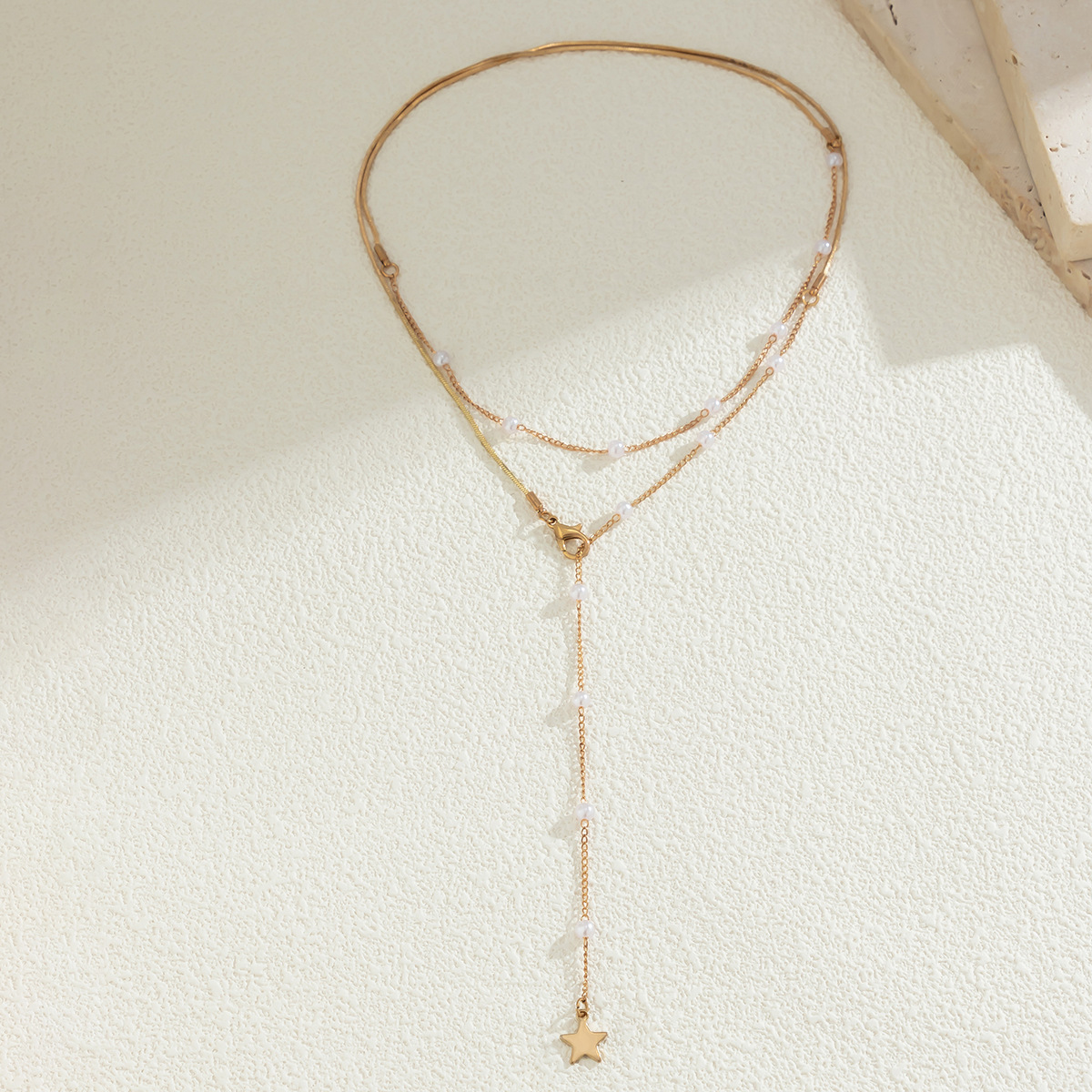 European and American cross-border jewelry with a sweet and cool design sense, often wearing collarbone chain necklaces, simple imitation pearl sequined star-shaped necklaces Application Scenario
