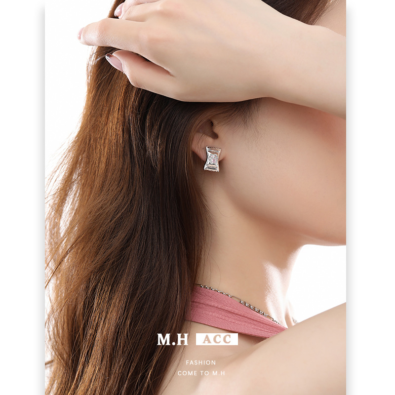 ins Sweet and Cool Cat Paw Candy Earrings 925 High-end Zircon Stud earrings wholesale Fashionable, versatile and cute earrings for women Specification drawing