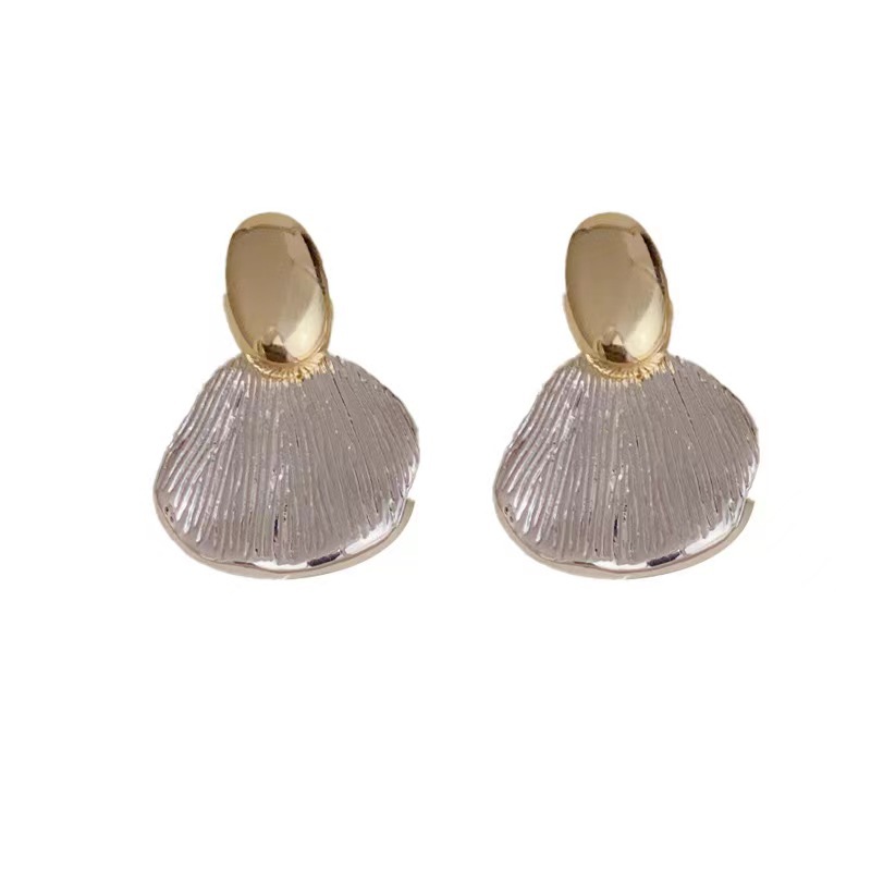 The light luxury and high-end shell design earrings, a niche and cold style for women's banquet earrings, will be a new bestseller in 2025 Item Picture