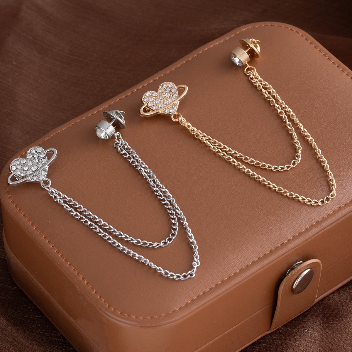 This fashionable heart-shaped diamond-encrusted metal brooch exudes a sense of sophistication, simplicity, elegance, and fashion. It is a versatile and personalized accessory details Picture
