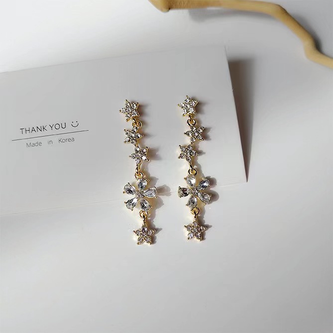 Light luxury high-end diamond zircon flower stud earrings for women, trendy, exquisite, fashionable and versatile, with a unique and elegant design Application Scenario