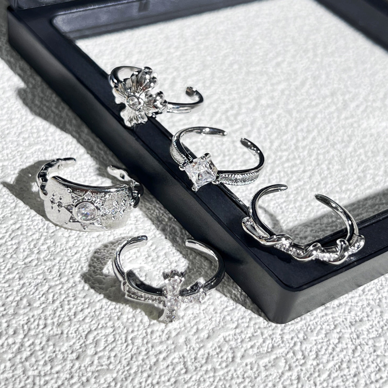 A simple and fashionable iris cross open ring with a cold and elegant style for women, exuding a sense of luxury and sophistication. It's a niche index finger ring Specification drawing