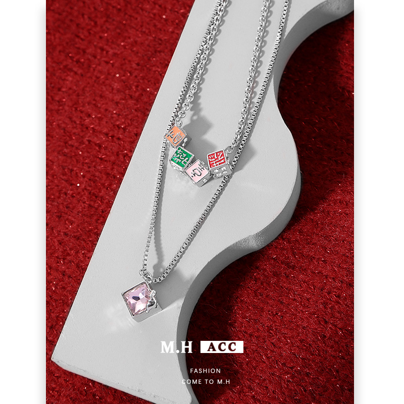 The new winter collection, "Congratulations and Prosperity" dice necklace, women's layered wear, high-end retro sweater chain, and exquisite Chinese-style necklaces are trendy details Picture