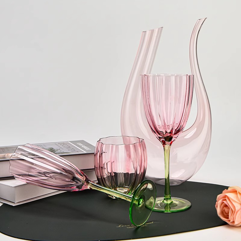 Wholesale of transparent flower-shaped red wine glasses, new petal-shaped green champagne glasses, long and straight glass wine glasses for hotels and restaurants details Picture