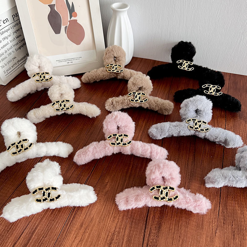 Small chanel-style plush hair clip, large hair volume, new autumn and winter shark clip, ins high-end hair accessory and headwear Application Scenario