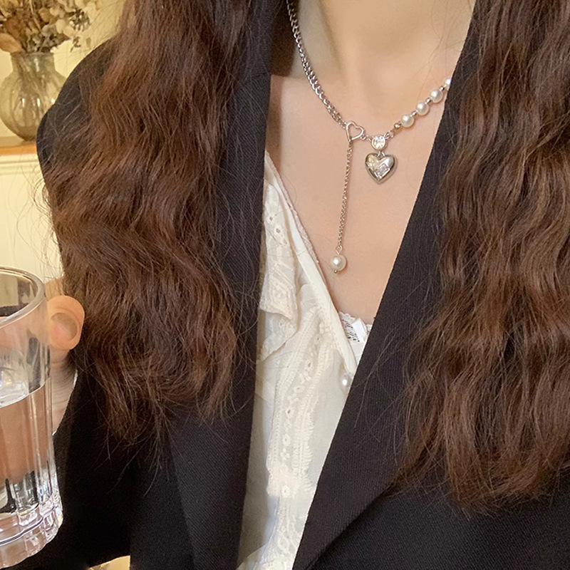"Downton Princess" light luxury style, versatile heart-shaped pearl necklace, niche design sense collarbone chain necklace details Picture