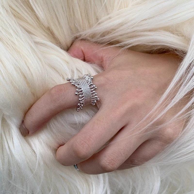 Korean-style simple metal woven ring, a cold and aloof design for women, a high-end and versatile open ring Application Scenario