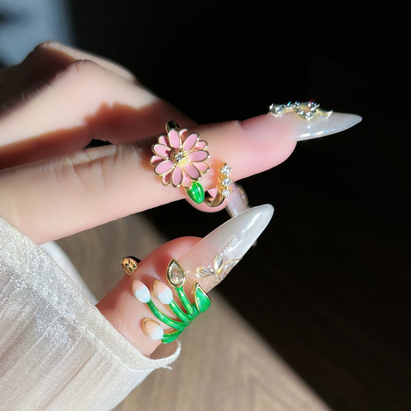 The sweet and elegant traditional Chinese style Daisy forest-themed tulip fashion ring is a unique and creative new product for women, a niche ring trend details Picture