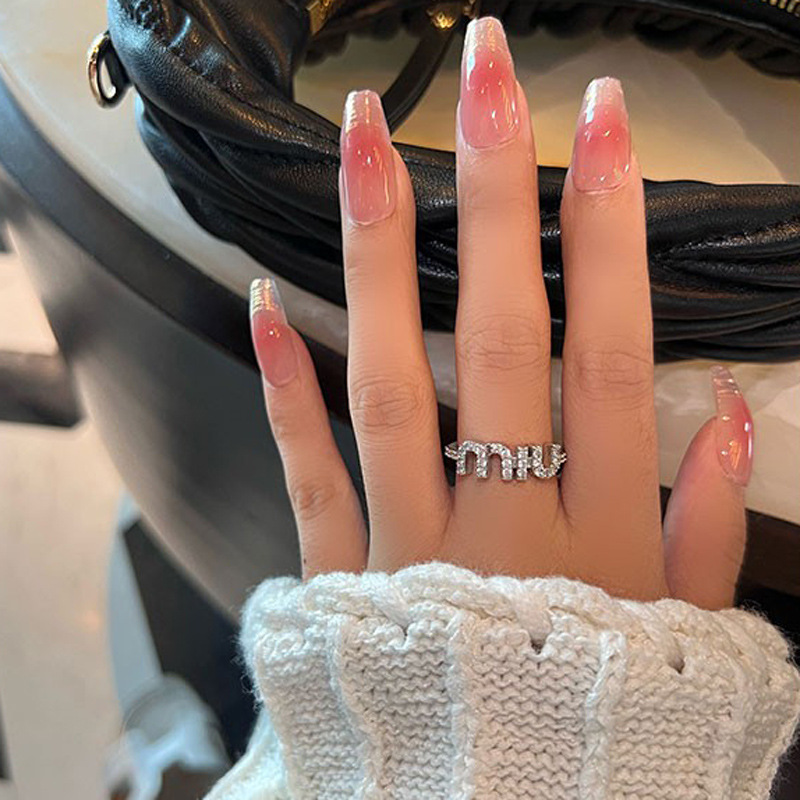 A niche, high-end, light luxury ring with an open ring, a new versatile sweet and cool letter-set zircon index ring that has become a hit Specification drawing