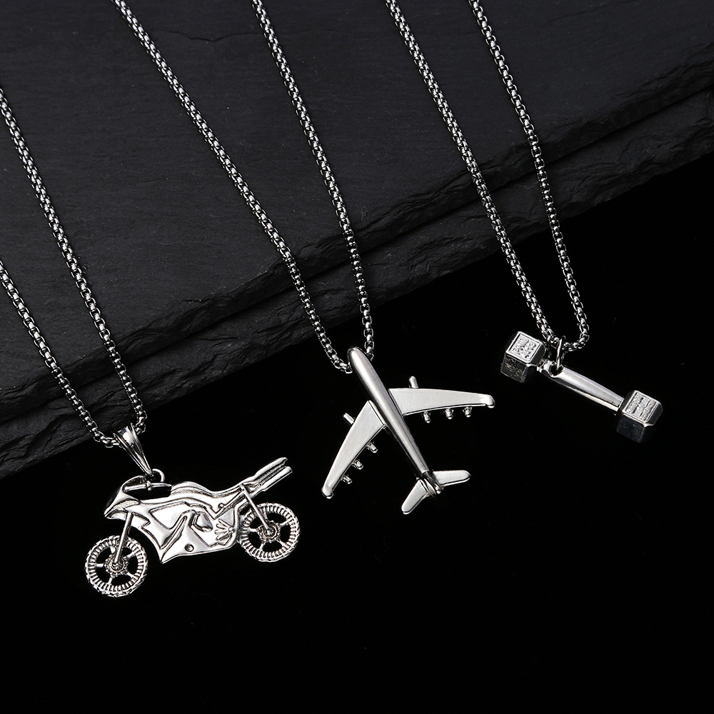 A new titanium steel chain necklace from Europe and America that doesn't fade, is personalized and fashionable. It's the same style as a popular street hip-hop pendant accessory full figure