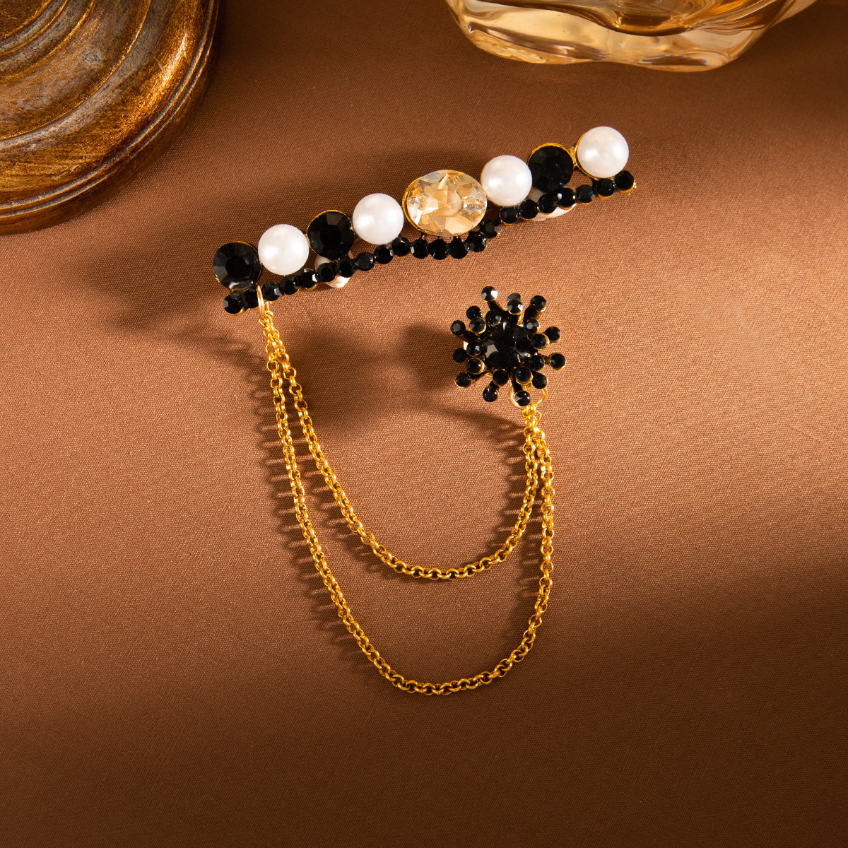 Cross-border new creative clothing and accessories double-chain retro style arrow feather diamond-encrusted brooch in stock factory wholesale Application Scenario