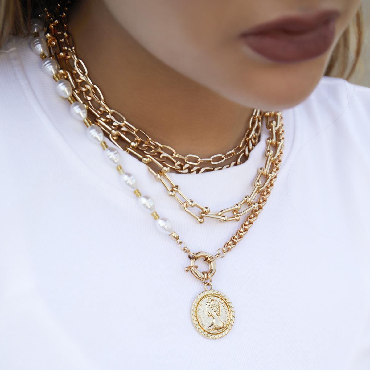 European and American cross-border jewelry, retro hollowed-out U-shaped buckle hip-hop necklace, female personality patchwork imitation pearl figure necklace full figure