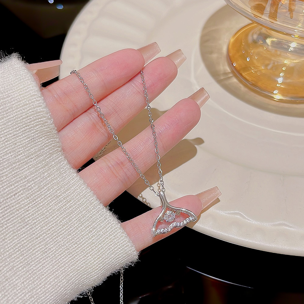Romantic hollowed-out fishtail necklace, women's accessory, high-end pendant, light luxury, niche, simple and versatile collarbone chain details Picture