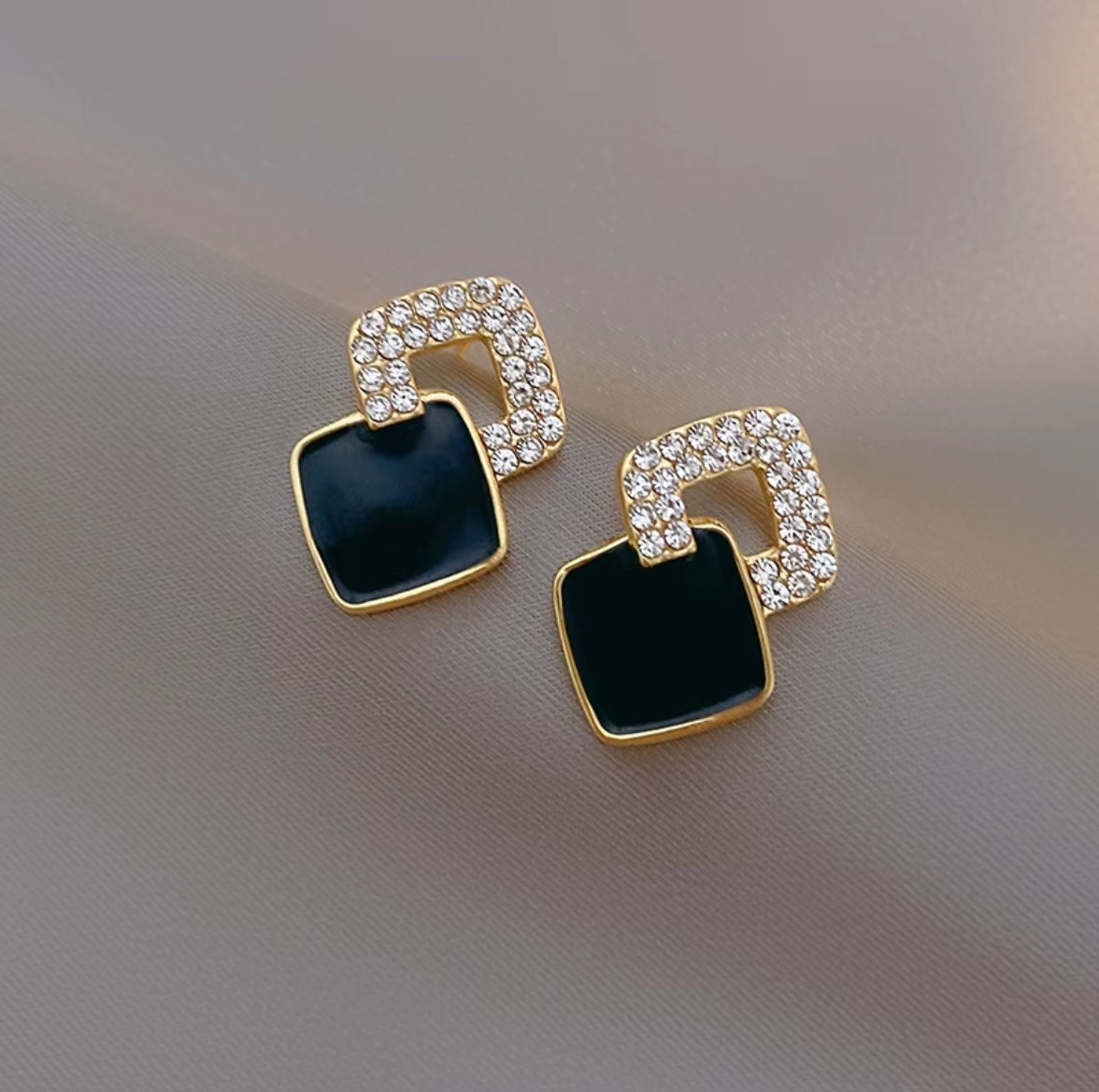 The 2025 new geometric black glazed diamond stud earrings exude a high-end and luxurious vibe for trendy women and are versatile on Instagram details Picture