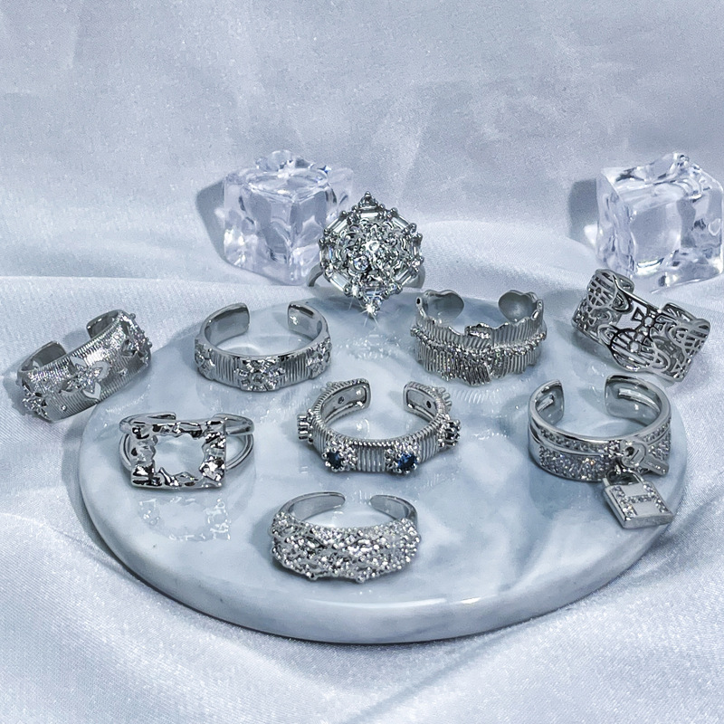 A new French brushed, high-end, light luxury ring for women with irregular pleats and an open ring. A niche ring with earthy stars Application Scenario