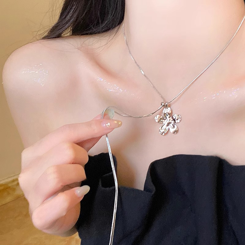 Korean fashion layered silver pleated flower long necklace with a unique design sense for women, pearl collarbone chain sweater chain Specification drawing