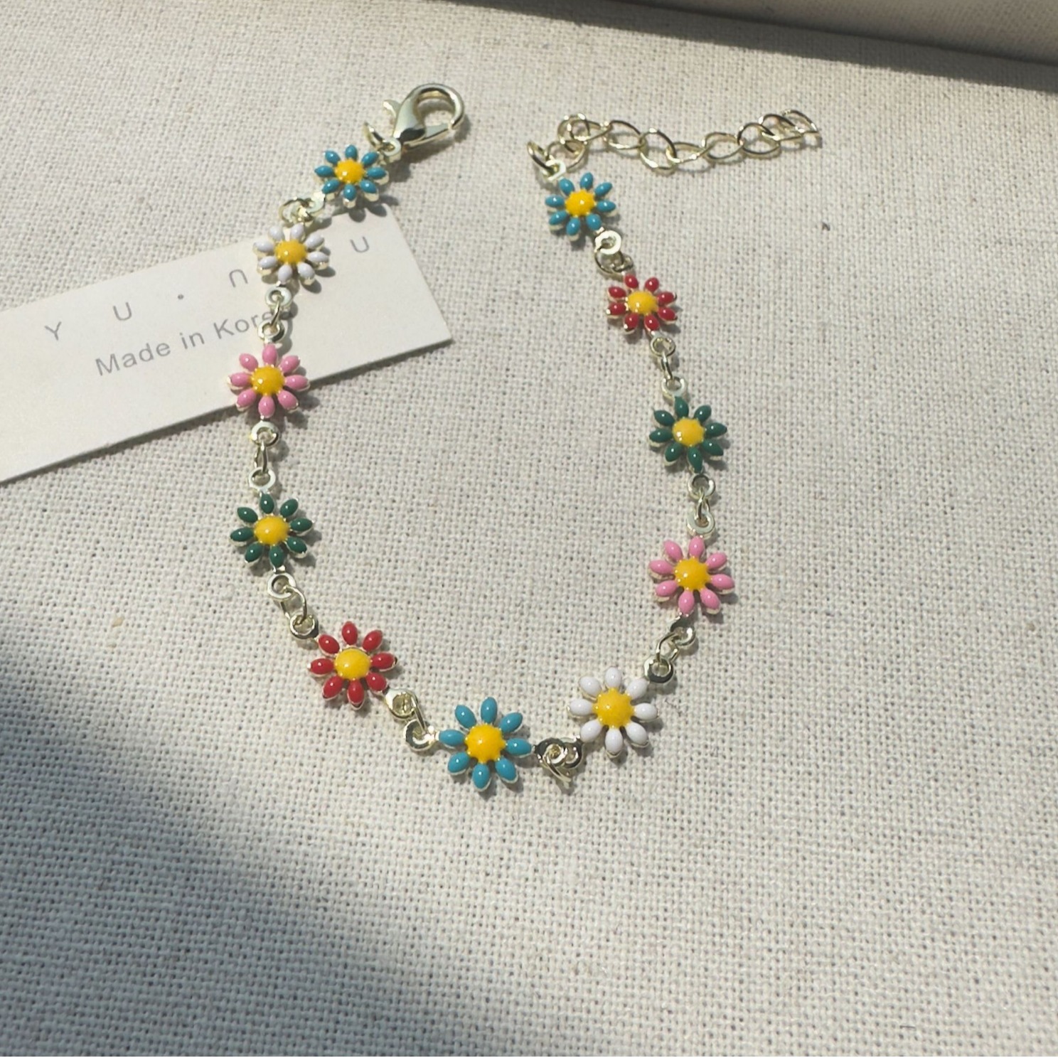 Colorful and niche necklace, a girl's fresh and delicate Daisy flower bracelet and necklace, an ins style color-blocking design collarbone chain accessory details Picture
