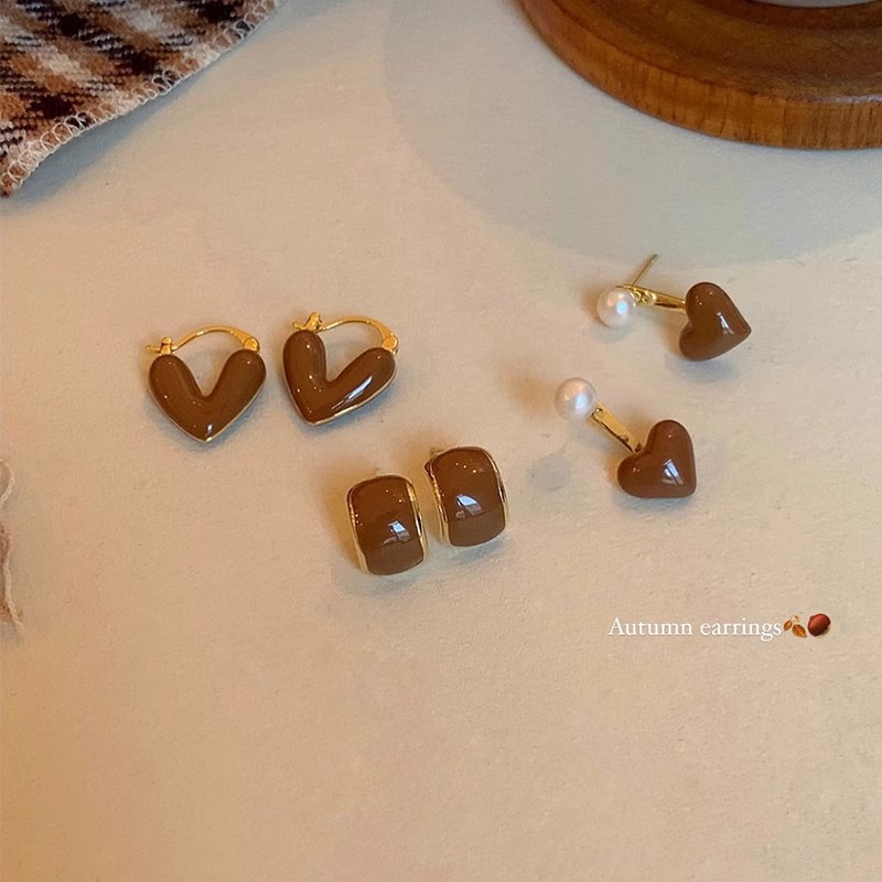 Autumn and winter Maillard color series ~ Stylish and versatile, high-end stud earrings, trendy and niche design retro earrings for women on Instagram full figure