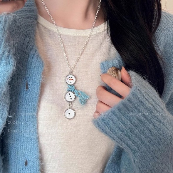 Autumn and winter design sense white snowman button necklace for women, simple, cute, retro and fashionable Christmas sweater chain full figure