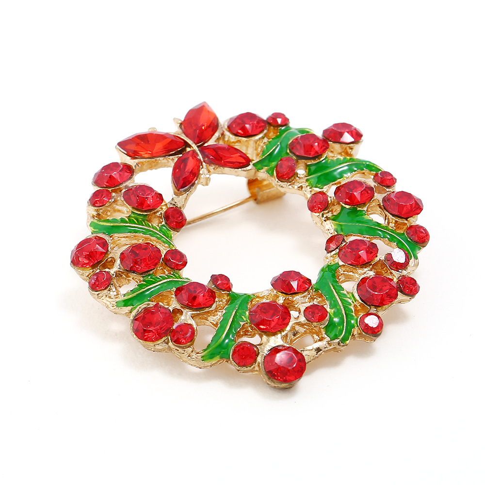 Cross-border European and American fashion wreath brooch, versatile diamond-encrusted deer head oil drip Christmas accessories factory direct sales wholesale Application Scenario