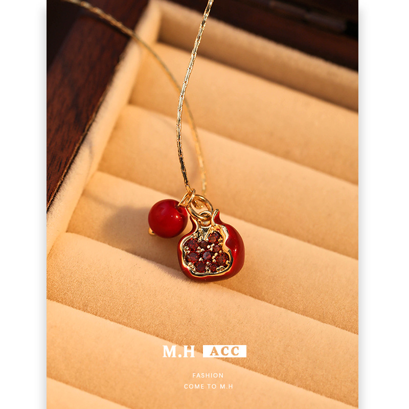 Angolan pomegranate necklace, sweater accessory, high-end elegance, collarbone chain, fashionable commuting resin fine chain pendant Specification drawing