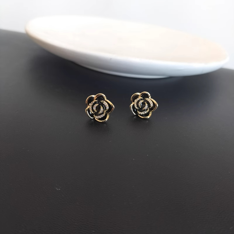 Xuhui brand exquisite and light luxury copper plated with real gold and zircon 925 silver needle camellia lacquer, fashionable and elegant stud earrings Specification drawing