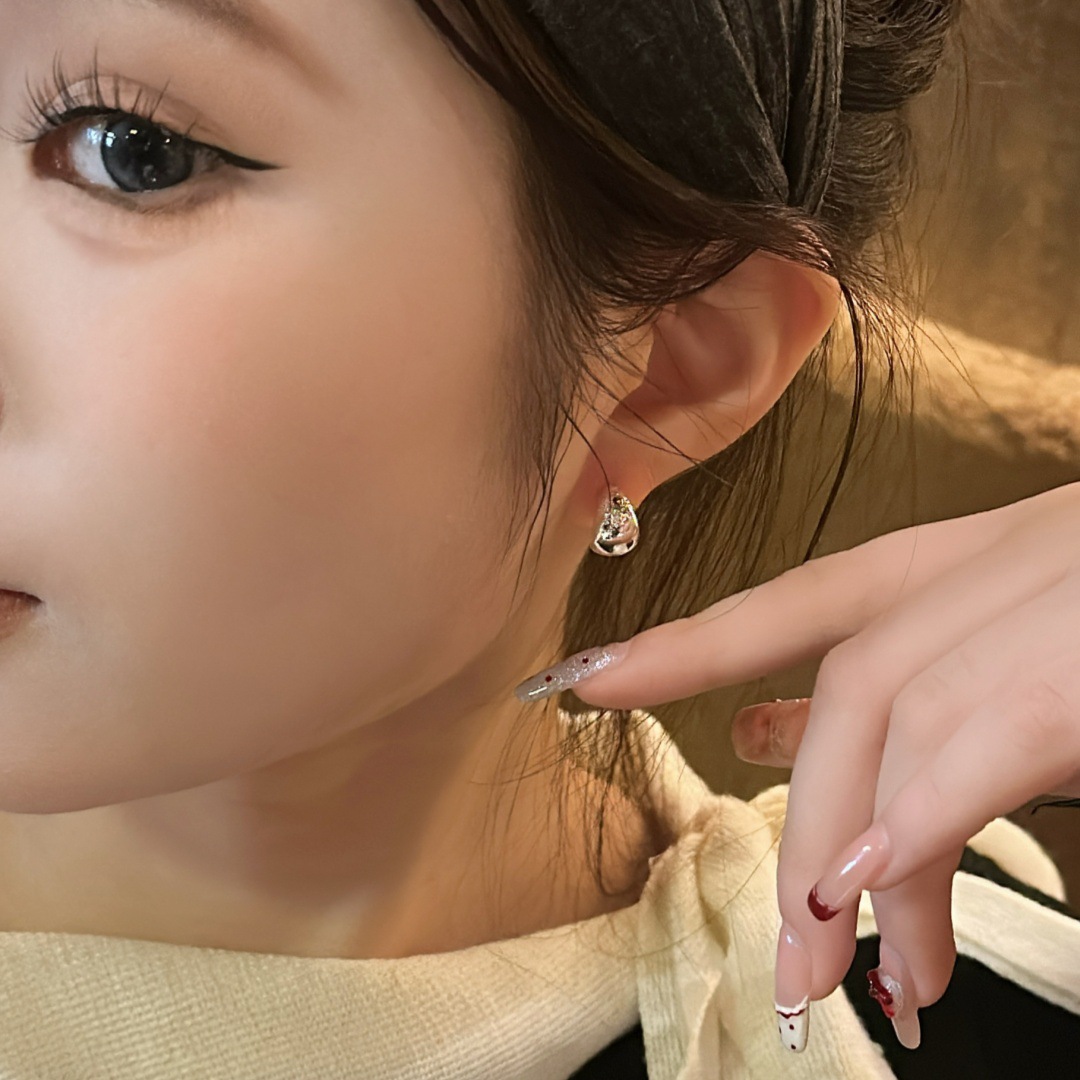Metallic silver teardrop, small bean, silver needle stud earrings for women, simple and elegant, versatile earrings, cold and stylish style earrings details Picture