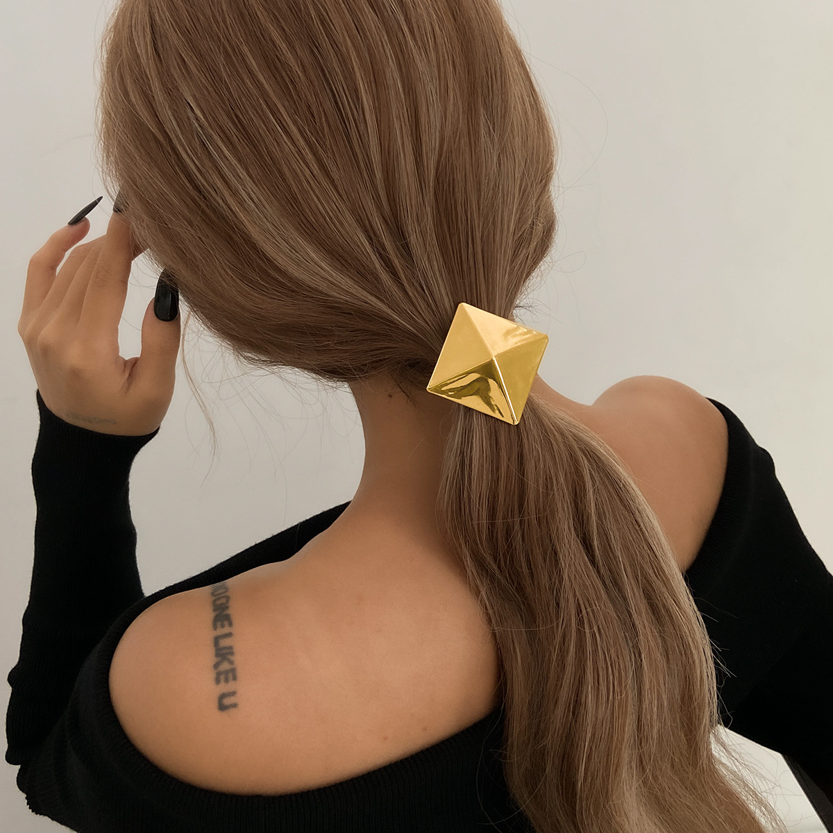European and American cross-border jewelry, high-end geometric ponytail hair accessory, new personalized hair band design sense, elegant hair accessory Application Scenario