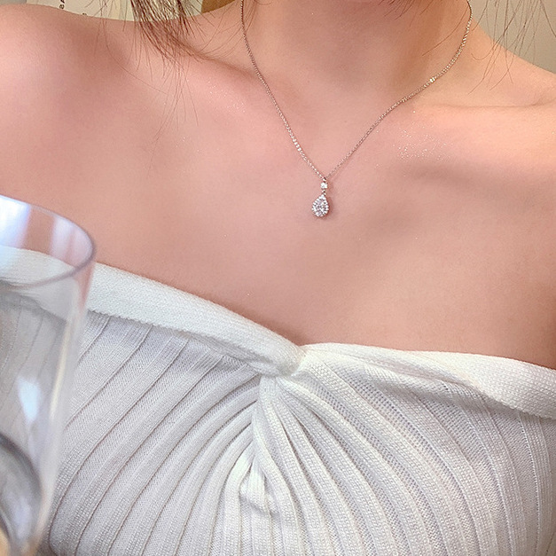The elegant water drop fine necklace for women, with a light luxury and niche design sense, is fashionable and internet-famous. The zircon pendant collarbone chain is trendy Application Scenario