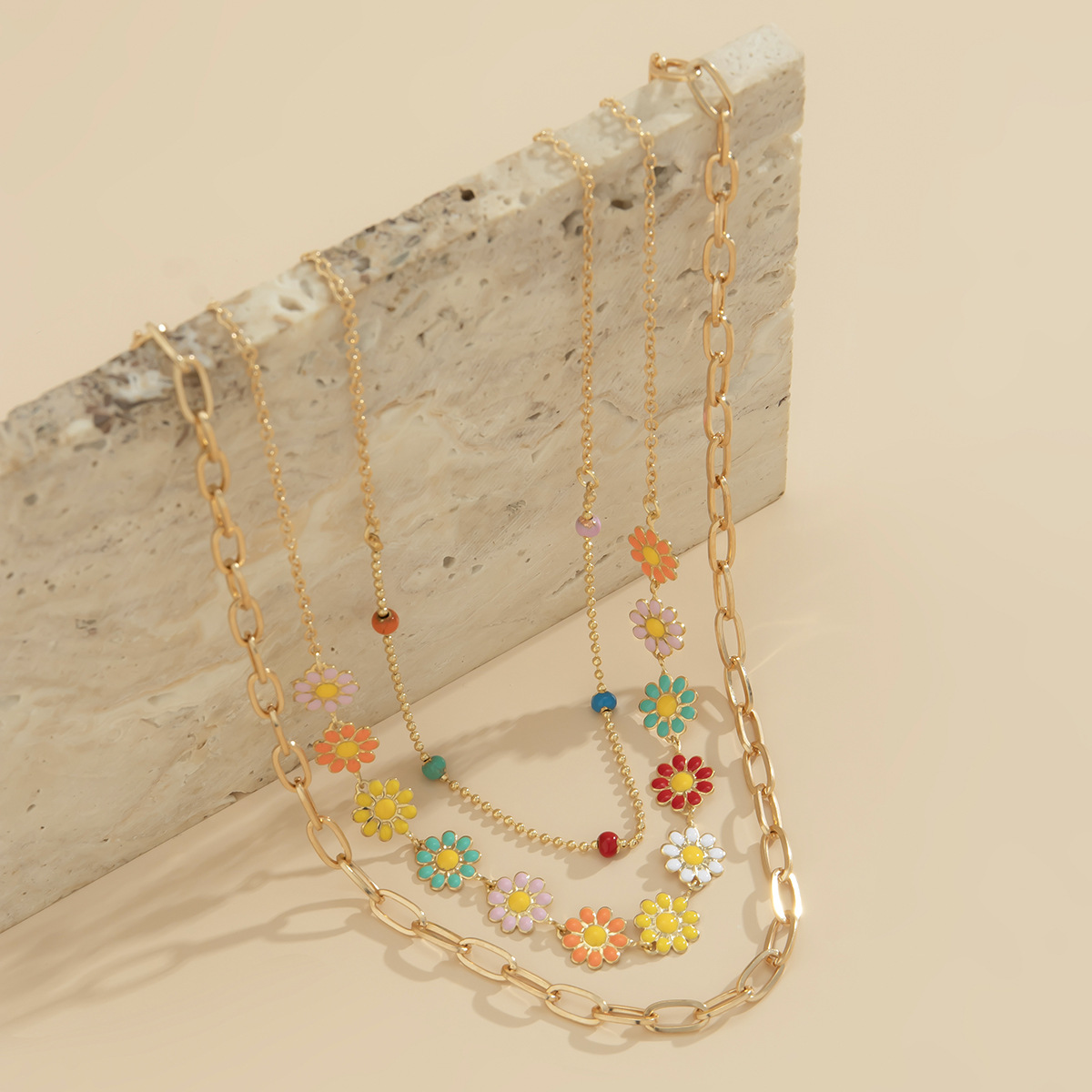 European and American cross-border accessories, retro and simple ethnic style, colorful Daisy necklaces, trendy hip-hop metal necklaces for women Application Scenario