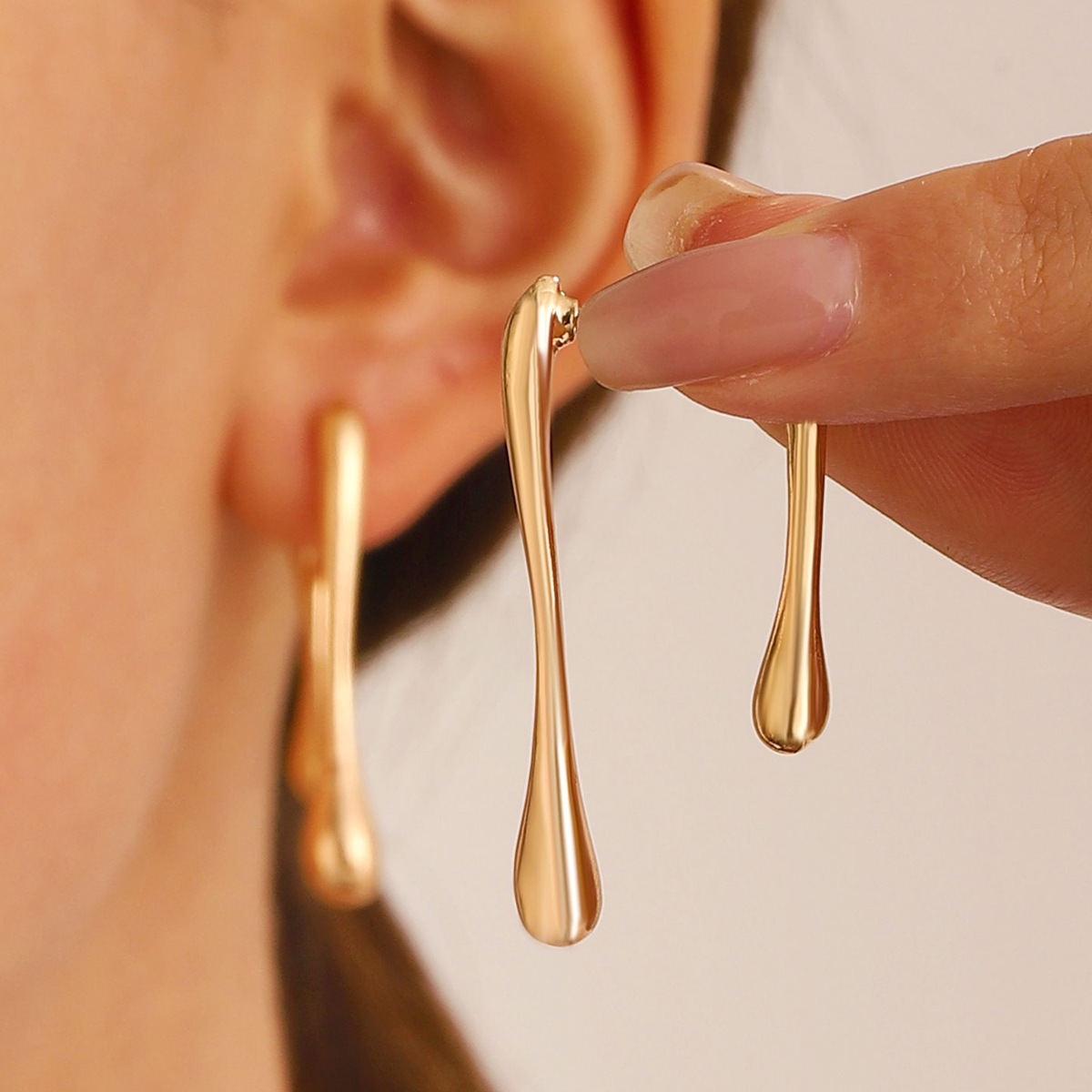 Wholesale of European and American creative and personalized alloy asymmetrical stud earrings, retro exaggerated liquid irregular water drop earrings and earrings Application Scenario