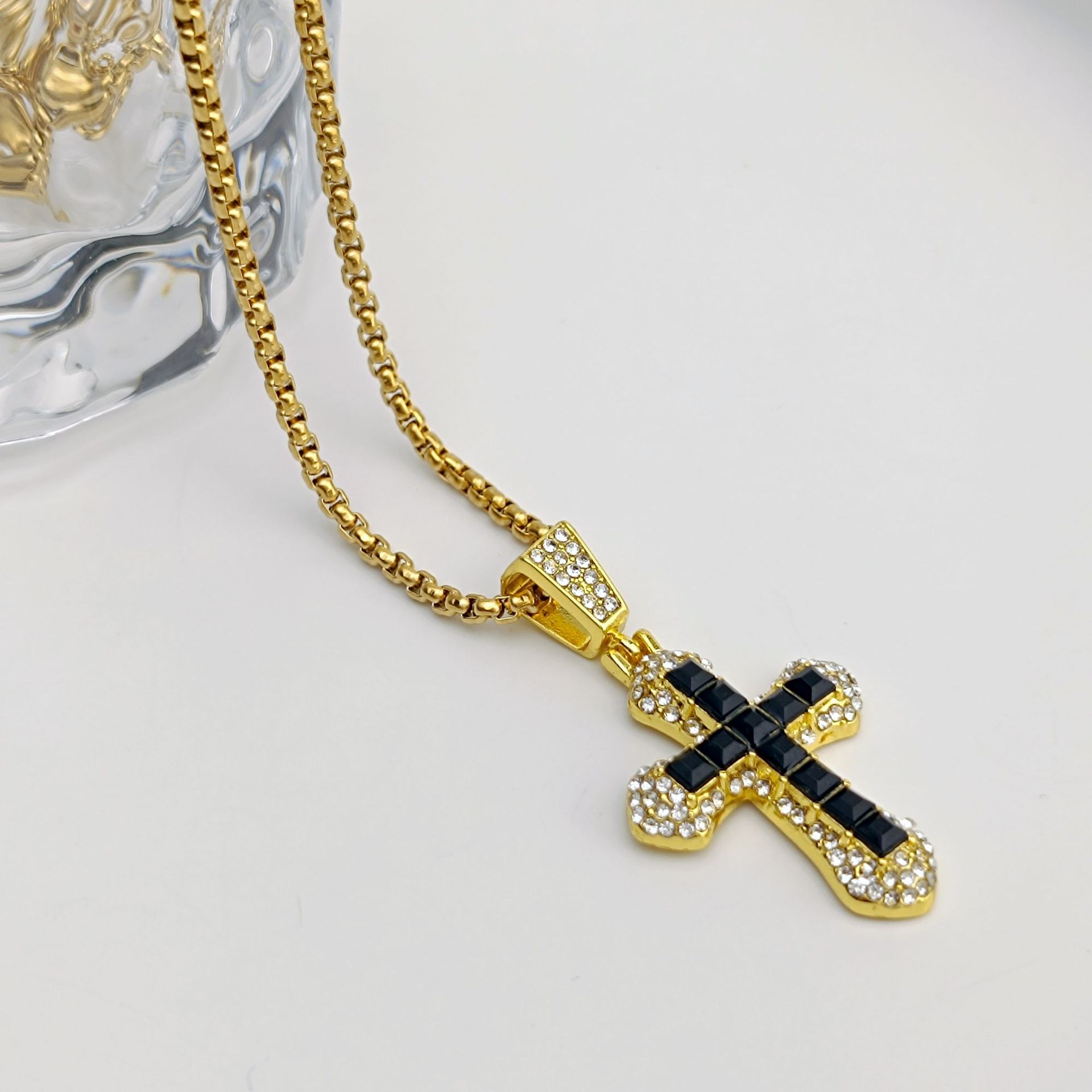 European and American fashion, individuality, exaggerated full diamond cross necklace, light luxury, retro pendant accessory, sweater chain, cross-border wholesale Application Scenario