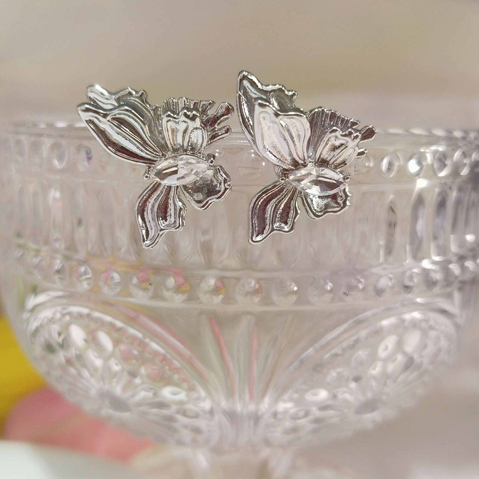 This niche design features a stylish zircon butterfly ear clip that exudes a light luxury and high-end feel. It is a fashionable and popular accessory without any ear holes Specification drawing