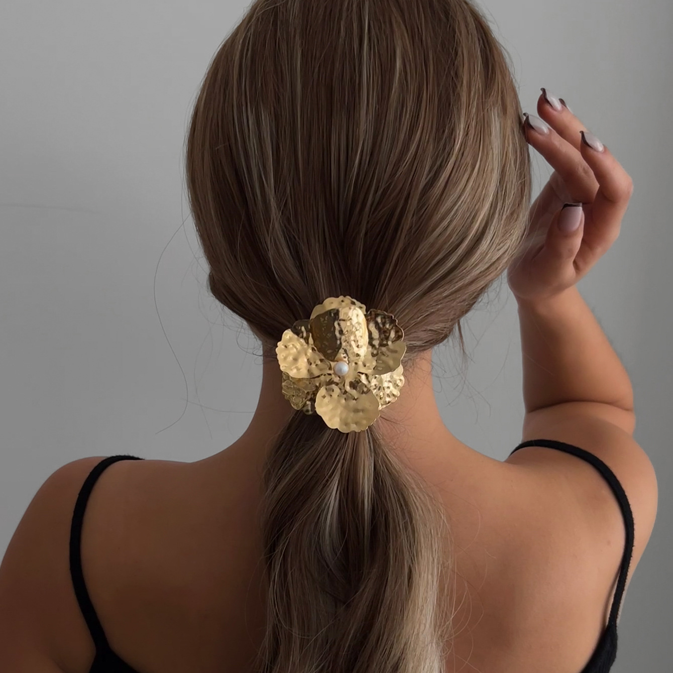 Best-selling hair accessories for foreign trade, European and American style, cross-border high-end feel, ponytail hair band, fashionable bow, alloy headwear, hair tie Application Scenario
