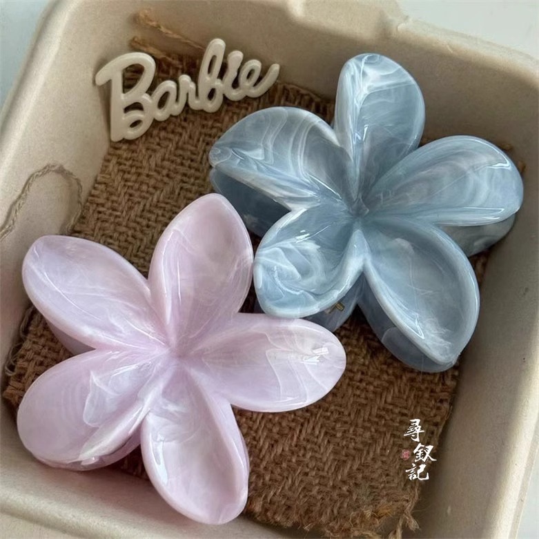 Summer mint Mambo frangipani grab clip with a high-end touch, flower shark clip, sweet back head three-dimensional hair clip full figure