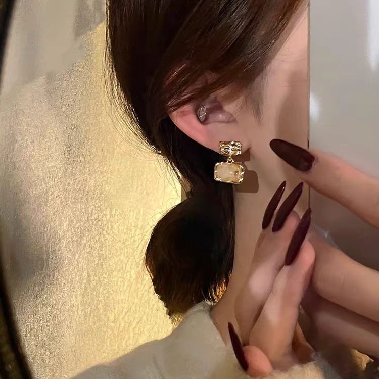 Who could not love it? Maillard amber earrings for autumn and winter, French retro, elegant and stylish, with a niche design and resin stud earrings Application Scenario