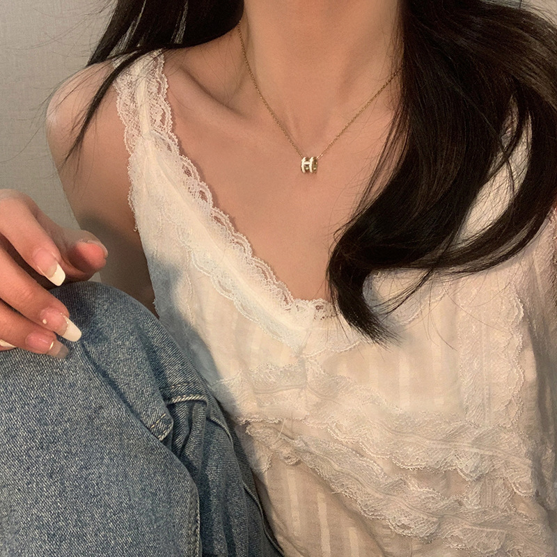 H-letter oil-dripping necklace for women, 2024 new style collarbone chain, light luxury and niche design sense pendant sweater chain wholesale Application Scenario