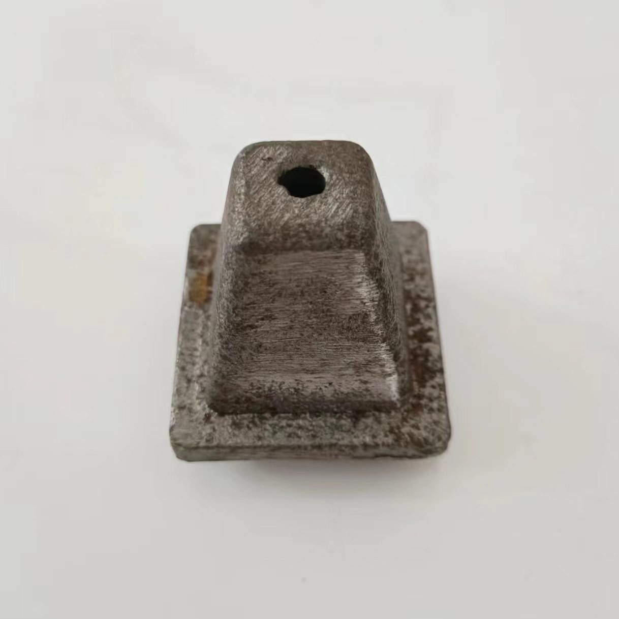 Metal shelves, cast steel conical stacking feet, bowls, square tubes, bottom feet, work position tools, spring pins, cast iron feet, cups, and ankles undefined
