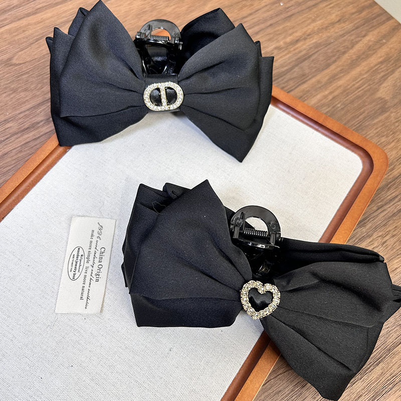Korean version satin double-sided bow large scratch-off princess headwear on the run, heart-shaped hairpin, updo shark hairpin for women Application Scenario