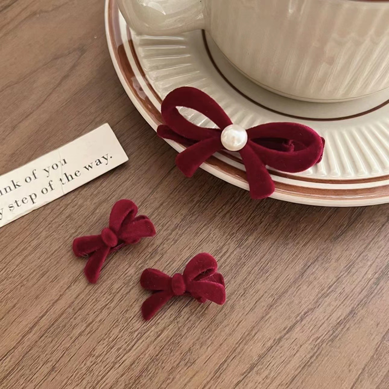 New Year's red velvet hair clip, pearl bow hair clip, Anchorage red hair accessory, high-end style, little Chanel side clip details Picture