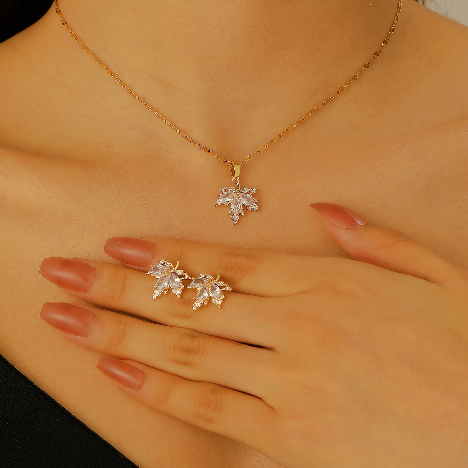 Copper-inlaid zircon necklace and earrings set, light luxury leaf and maple leaf individual style banquet earrings and necklaces combination Application Scenario