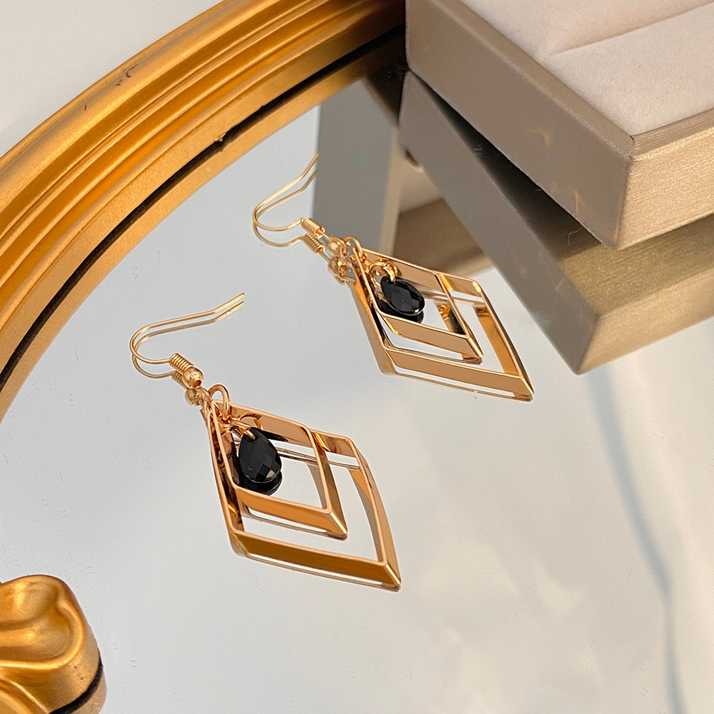 European and American golden retro diamond-shaped earrings, women's black water drop rhinestone pendants, hollowed-out earrings, ins fashion earrings Specification drawing