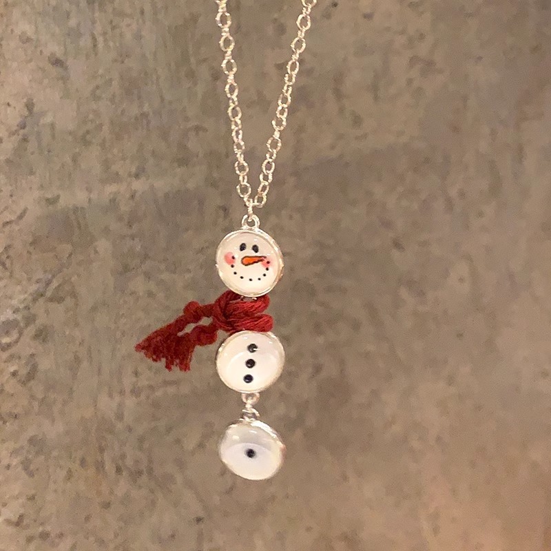 Autumn and winter design sense white snowman button necklace for women, simple, cute, retro and fashionable Christmas sweater chain Application Scenario