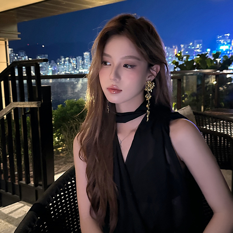 The "Thousand Gold Heavy Industry" flower tassel earrings for women exude a light luxury and high-end elegance. The elegant dress and the trendy earrings are bestsellers Application Scenario