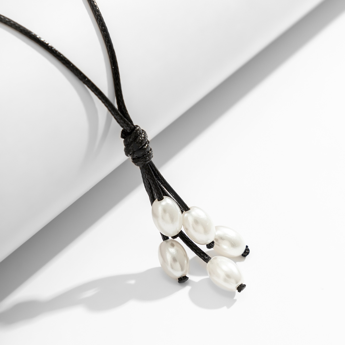 European and American cross-border jewelry, simple wax thread tassel necklace with ethnic style, retro imitation pearl long pendant necklace for women Application Scenario